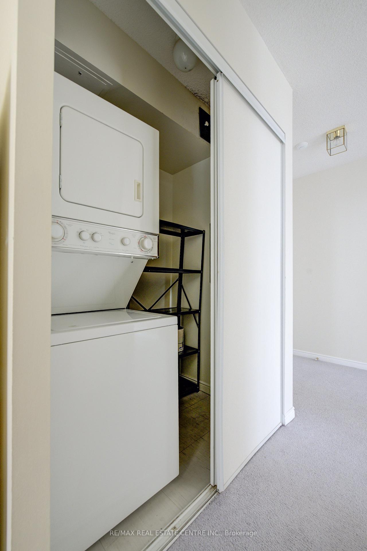 2 Bedrooms Condo at 135 Hillcrest, Mississauga For sale
