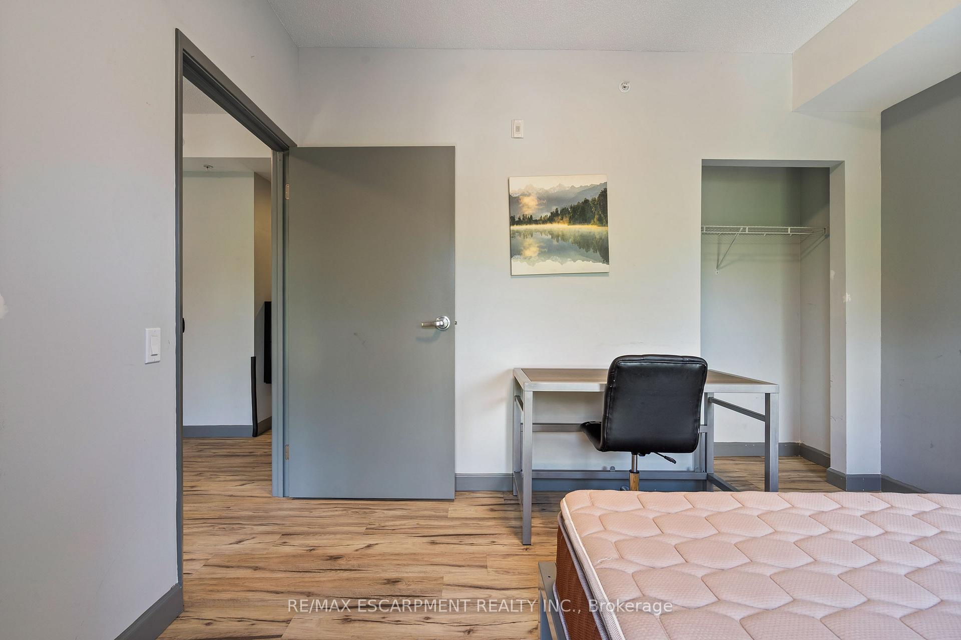 2 Bedrooms Condo at 77 LELAND, Hamilton For sale