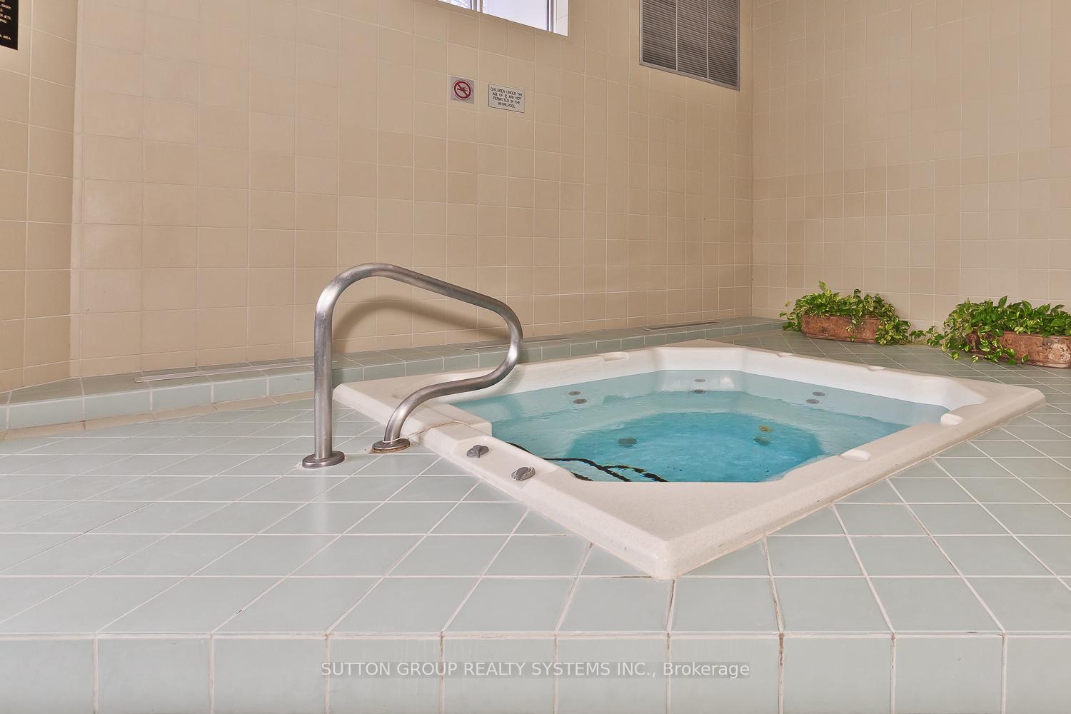 3 Bedrooms Condo at 50 Kingsbridge Garden, Mississauga For sale
