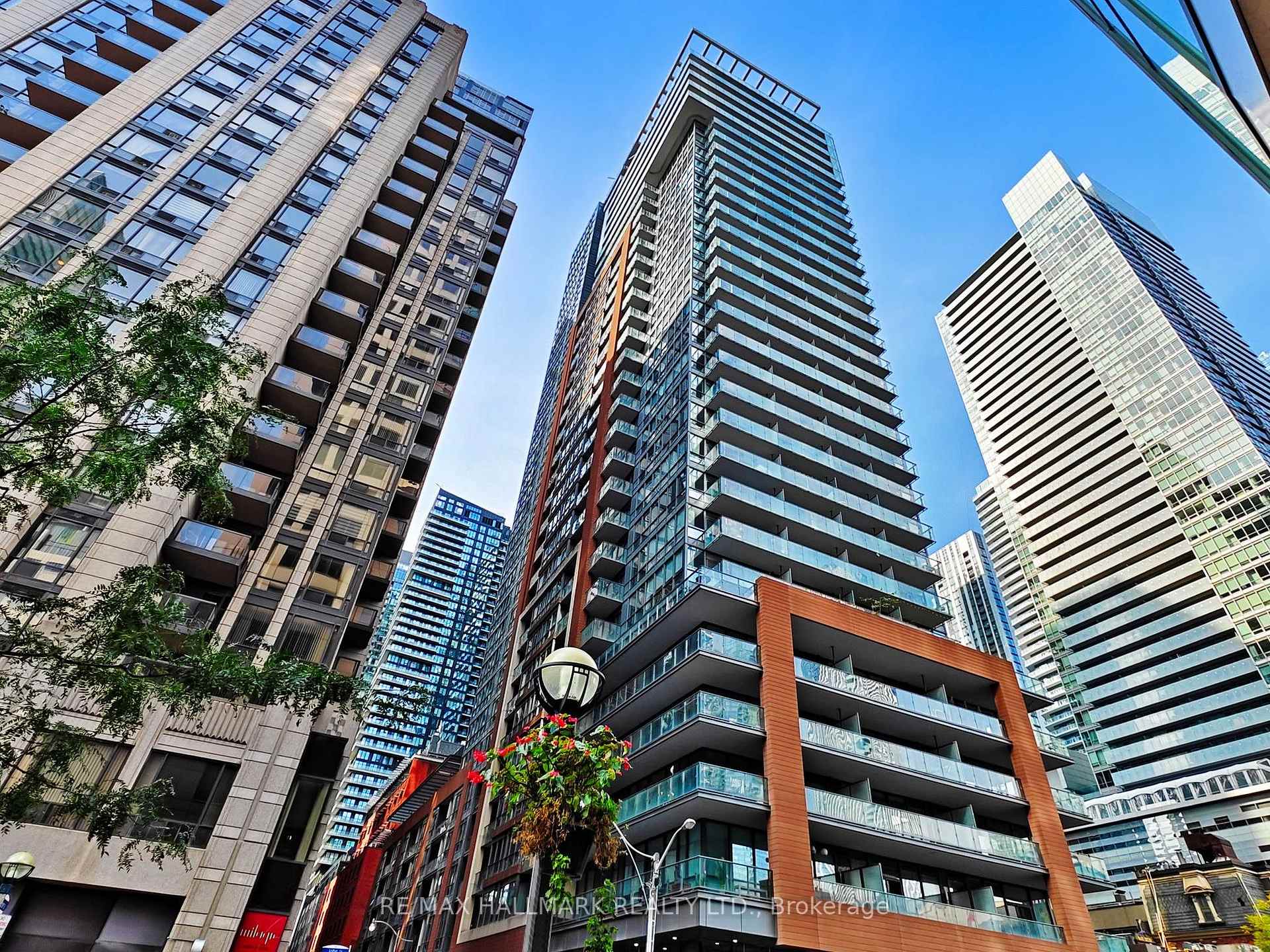 2 Bedrooms Condo at 8 Mercer, Toronto For sale