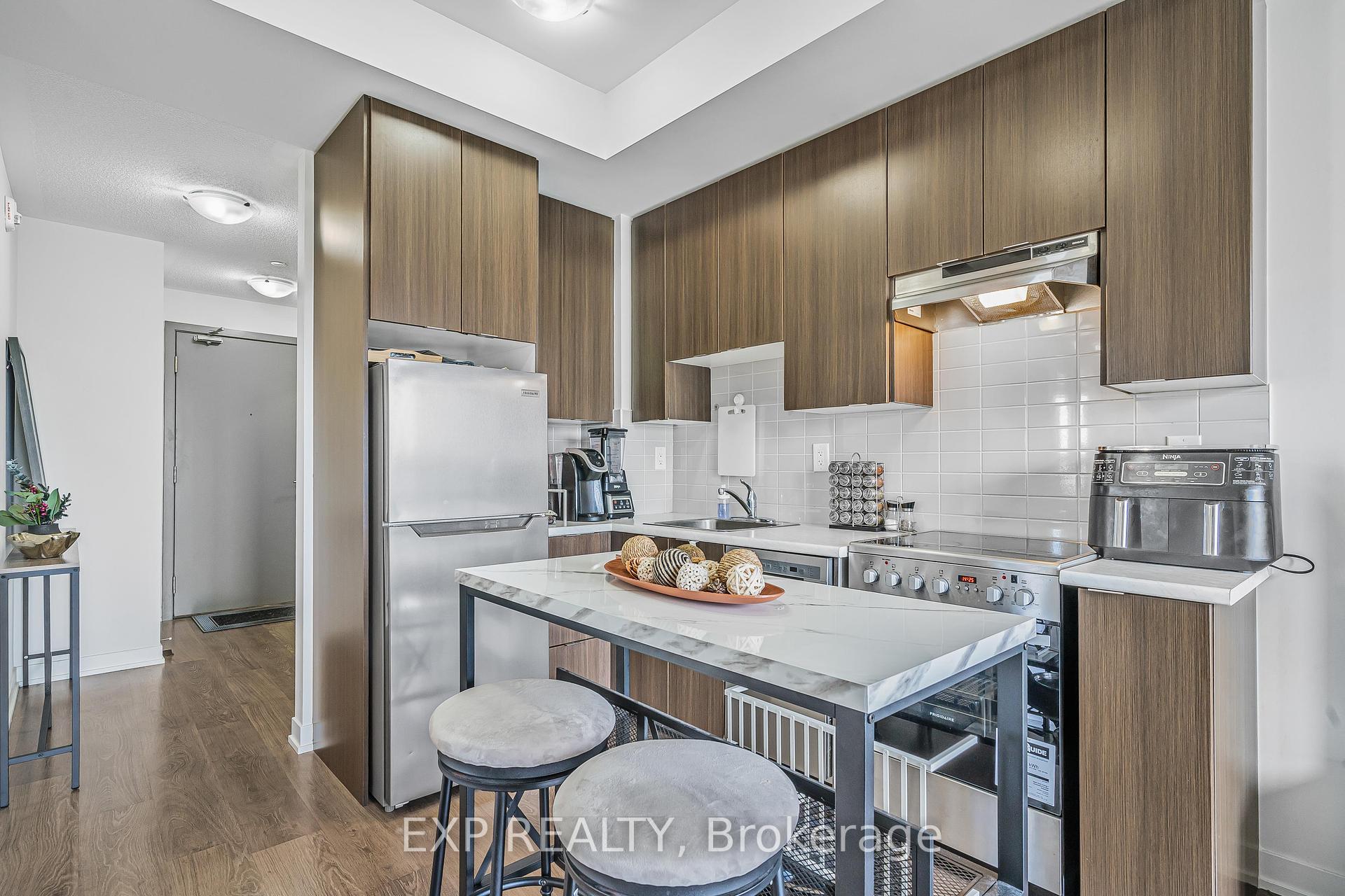 2 Bedrooms Condo at 20 Orchid Place, Toronto For sale