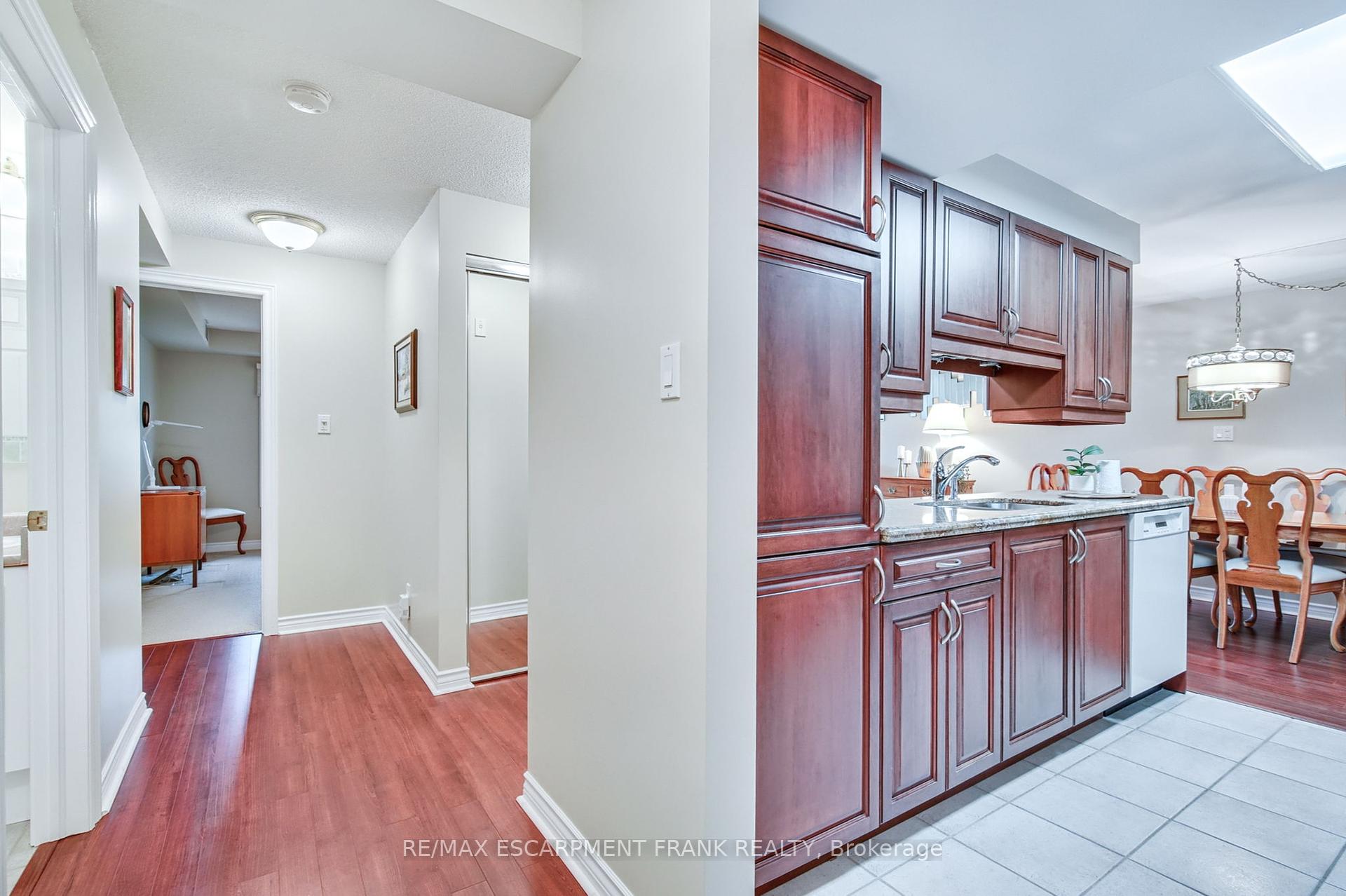 2 Bedrooms Condo at 970 Golf Links,  Hamilton For sale