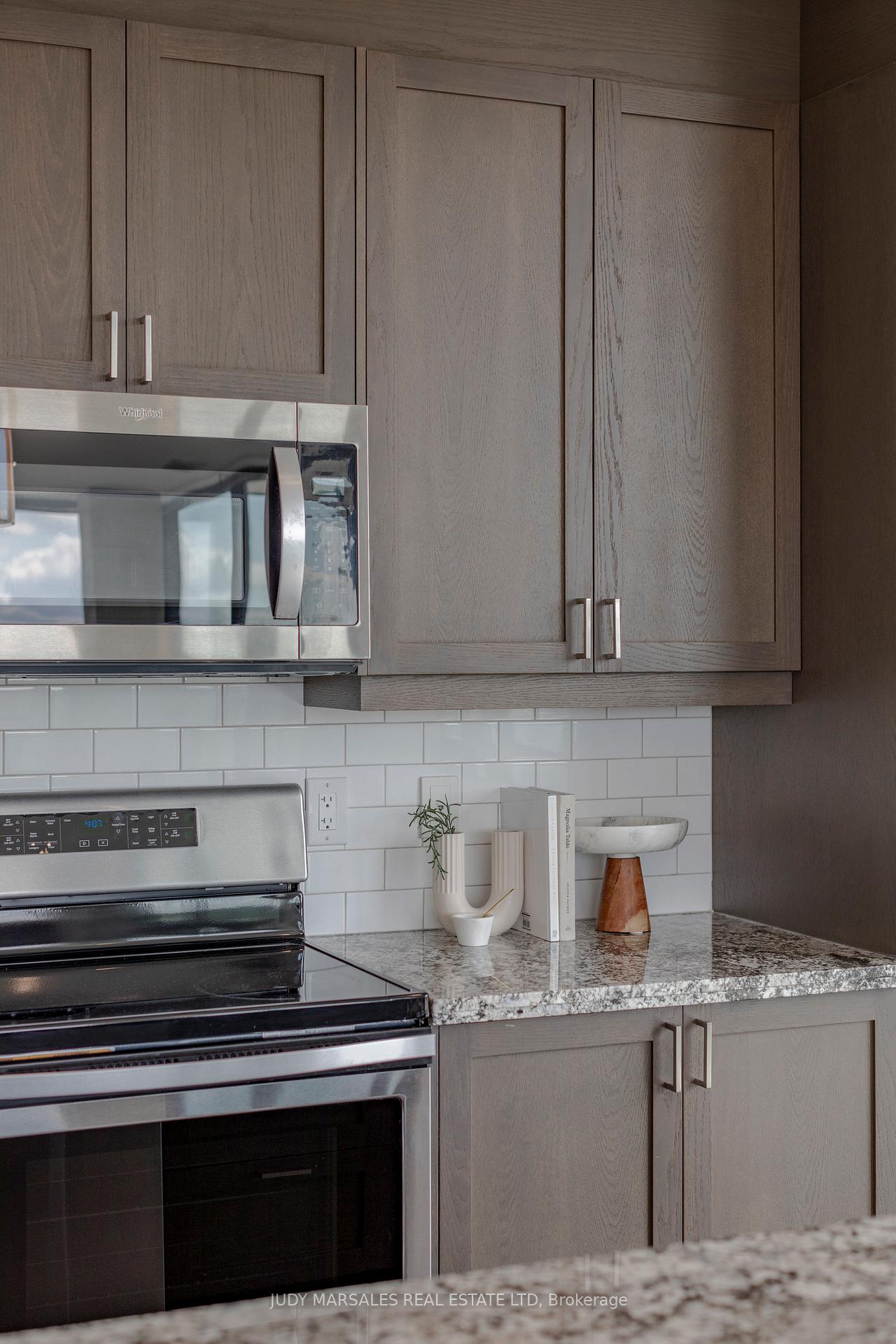 2 Bedrooms Condo at 101 Locke,  Hamilton For sale