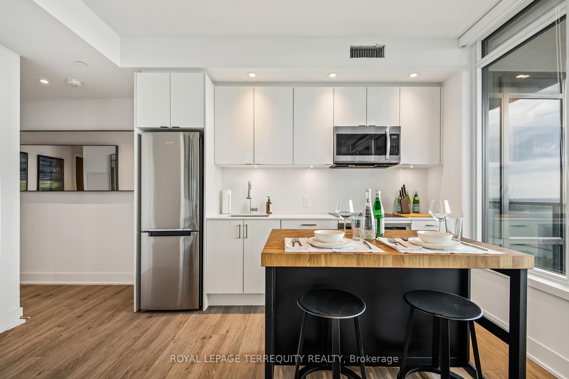3 Bedrooms Condo at 1926 Lake Shore, Toronto For sale