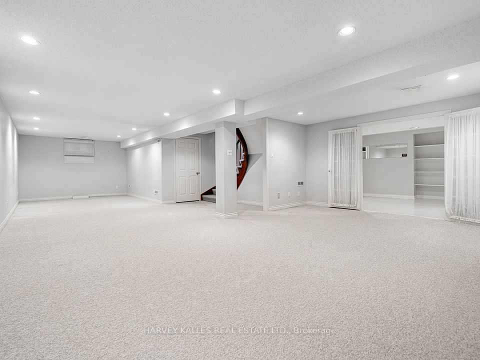18 Finlayson Court W
