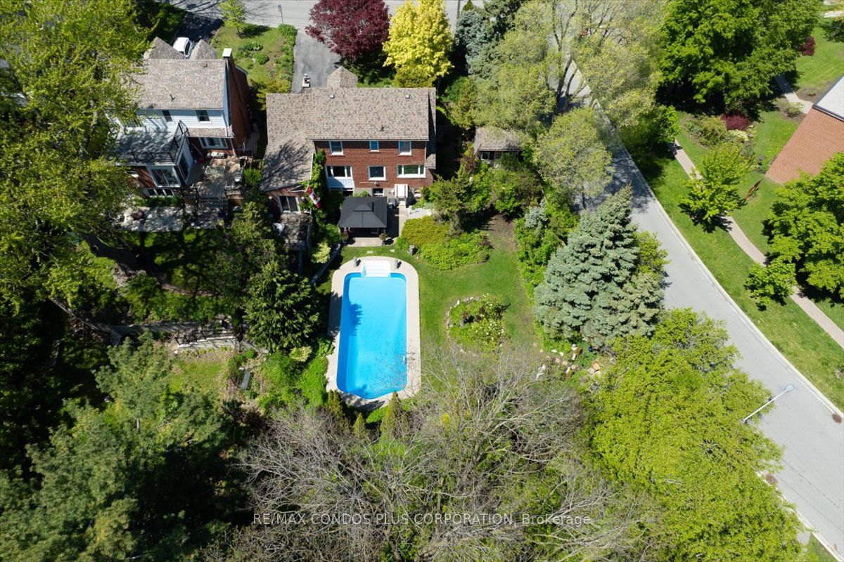 11 Ridgemoor Avenue