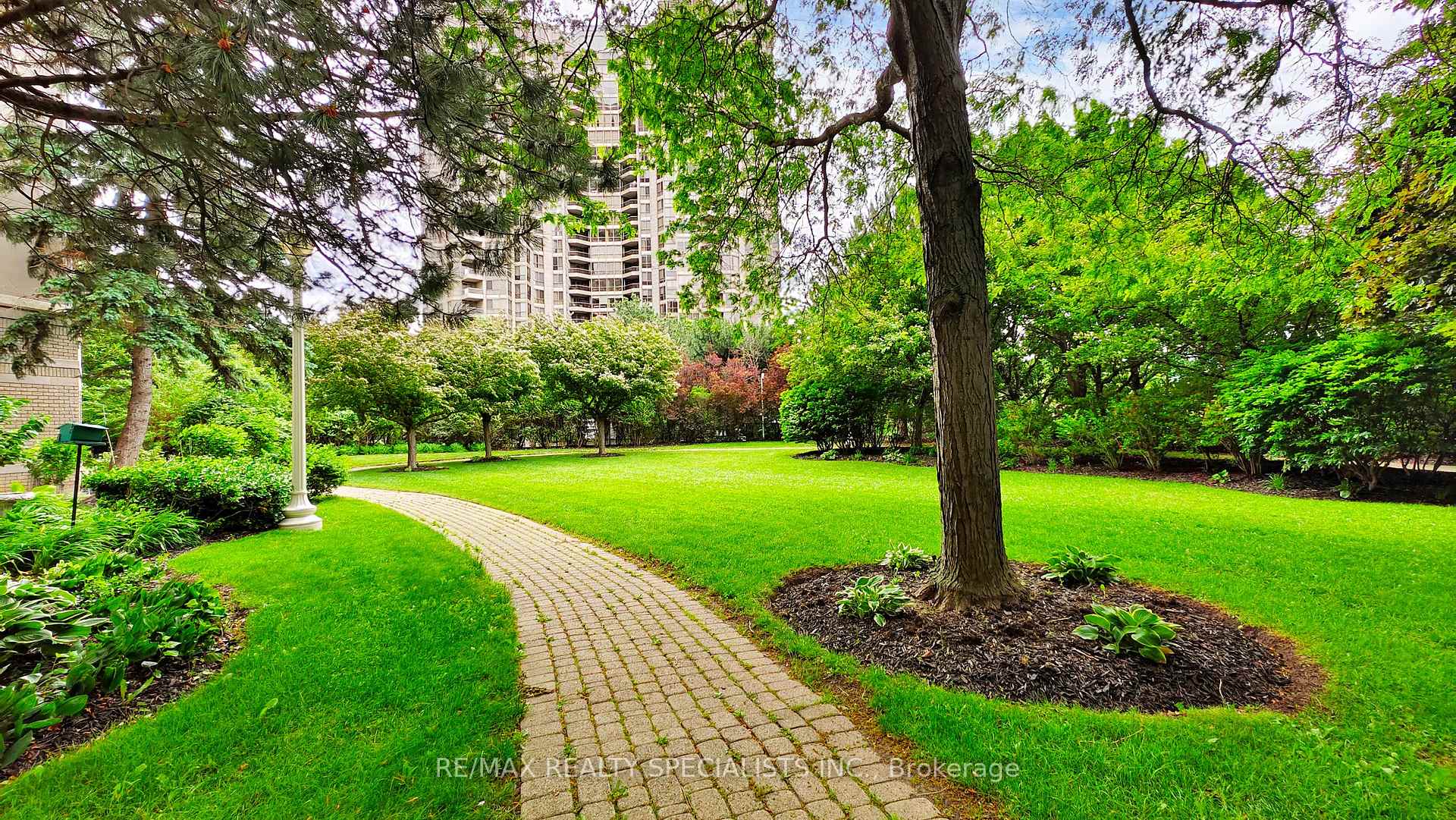 2 Bedrooms Condo at 45 Kingsbridge Garden, Mississauga For sale