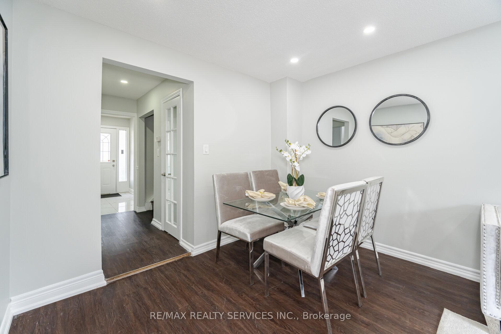 5 Bedrooms Condo at 3525 Brandon Gate, Mississauga For sale