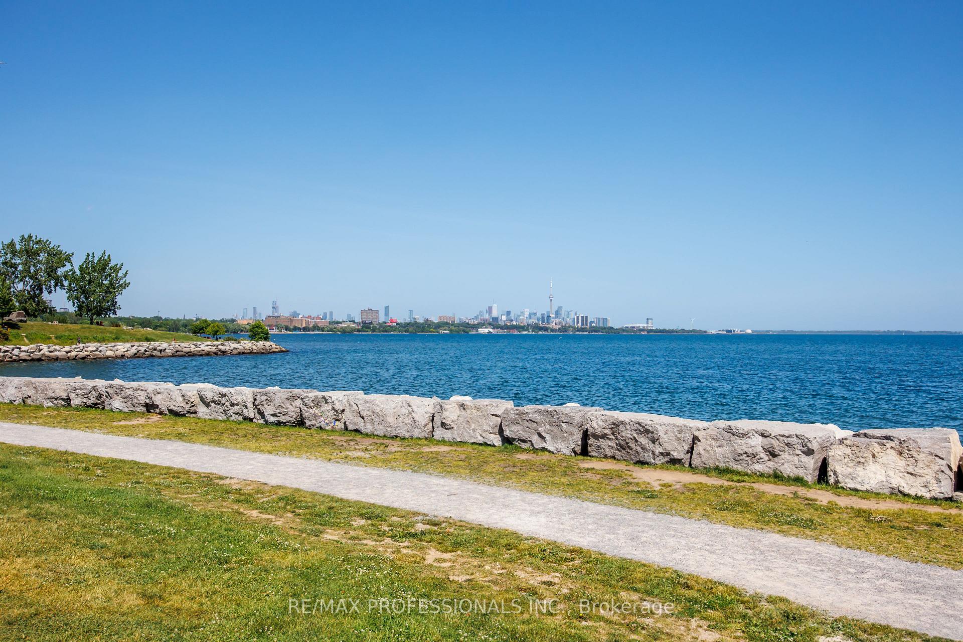 2 Bedrooms Condo at 20 Shore Breeze, Toronto For sale