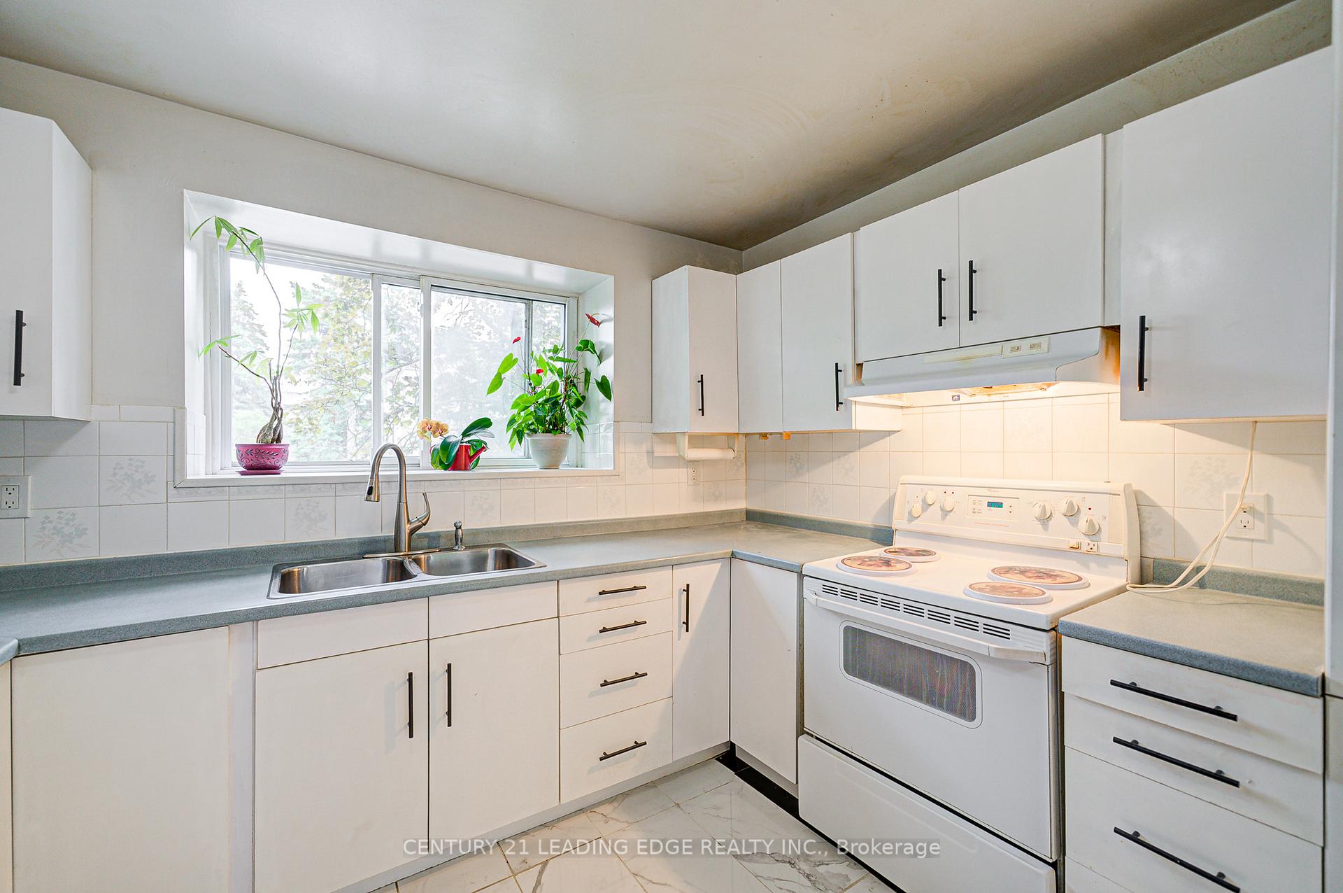 5 Bedrooms Condo at 25 Collinsgrove, Toronto For sale