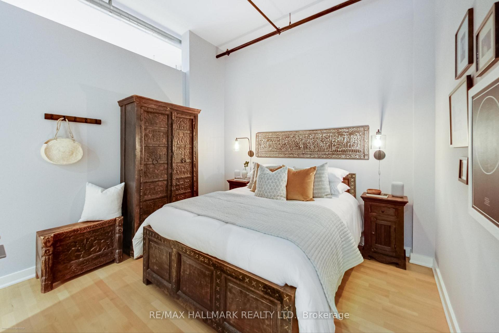 2 Bedrooms Condo at 43 Hanna, Toronto For sale