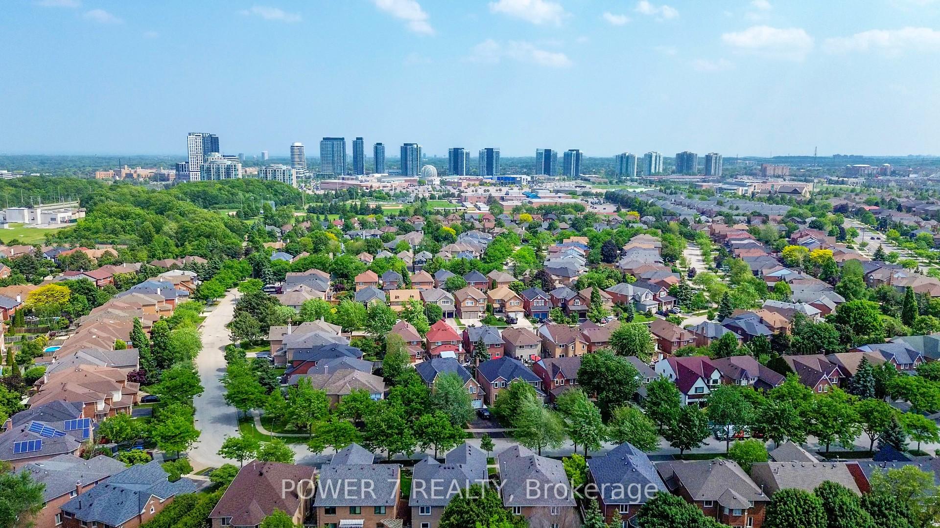 3 Bedrooms Condo at 2665 Thomas, Mississauga For sale