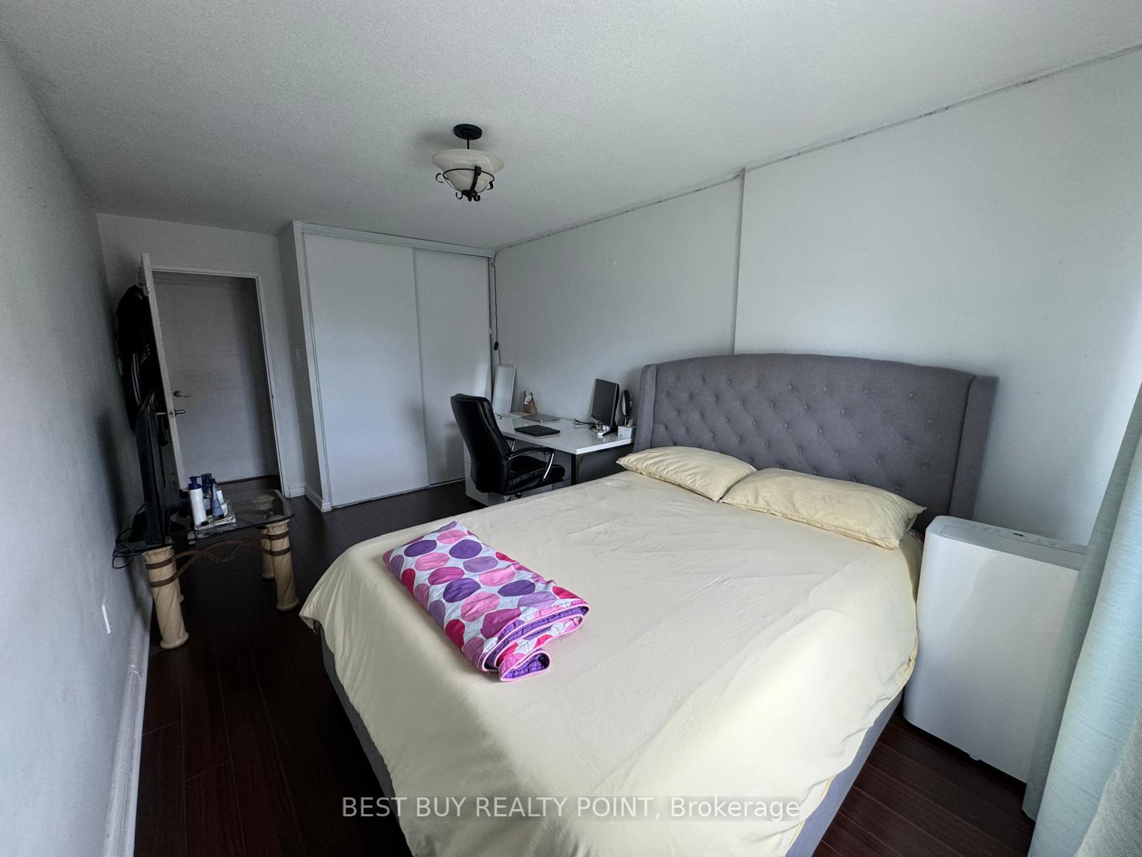 3 Bedrooms Condo at 15 La Rose, Toronto For sale