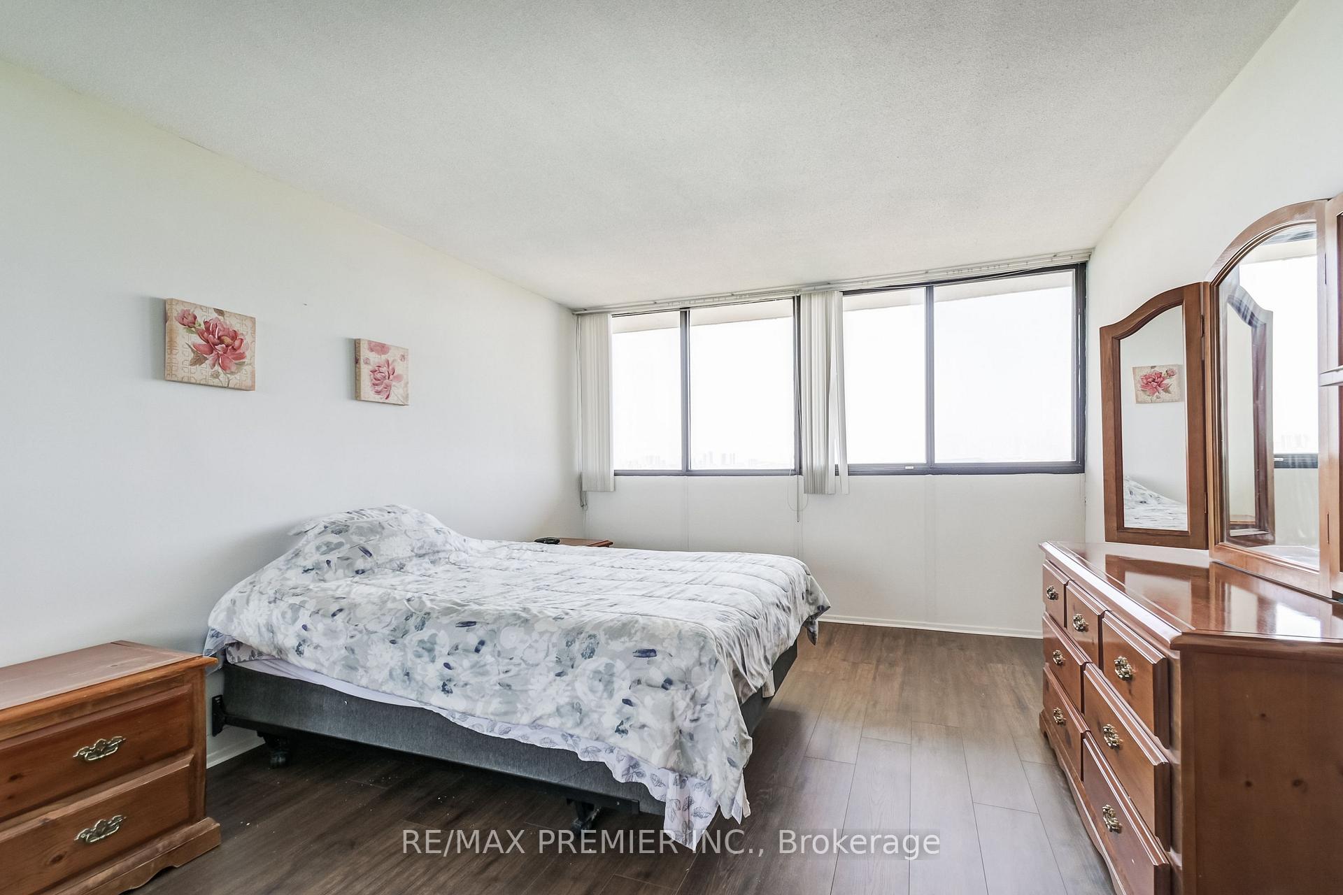1 Bedroom Condo at 1333 Bloor, Mississauga For sale