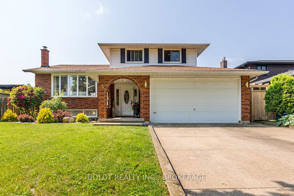 5 Woodgarden Court, St. Catharines, ON L2M 7C9