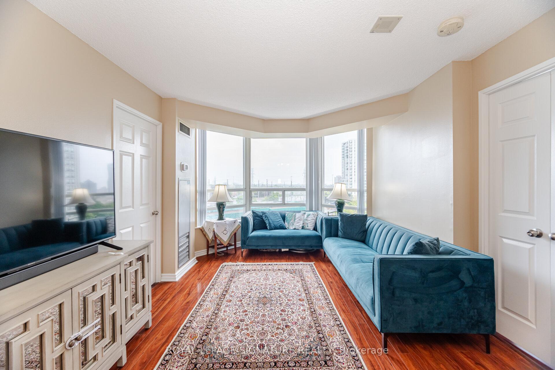 3 Bedrooms Condo at 50 Kingsbridge Garden, Mississauga For sale