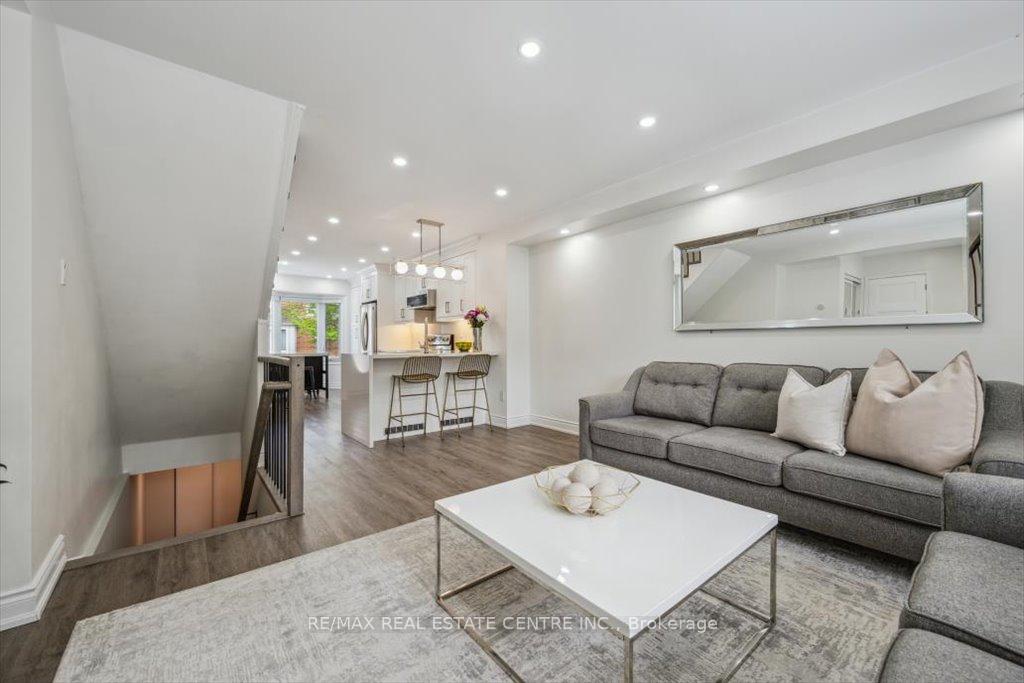 3 Bedrooms Condo at 5940 Glen Erin, Mississauga For sale