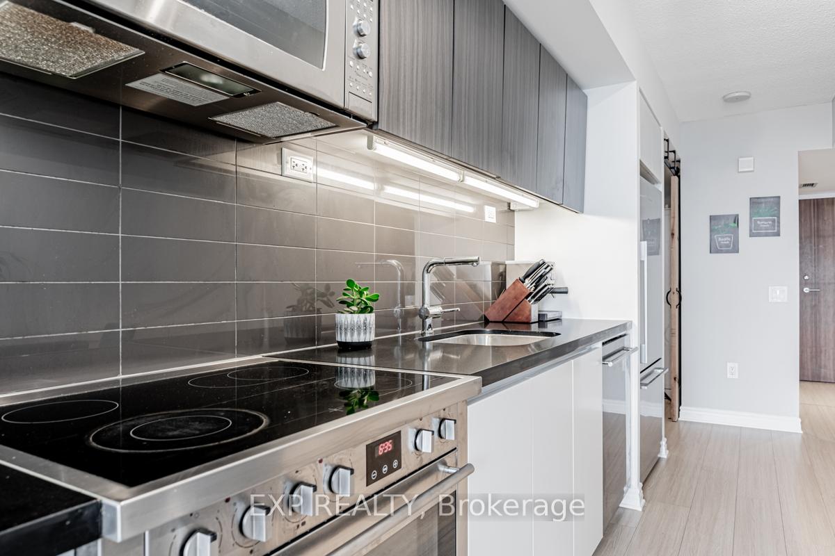 2 Bedrooms Condo at 85 Queens Wharf, Toronto For sale