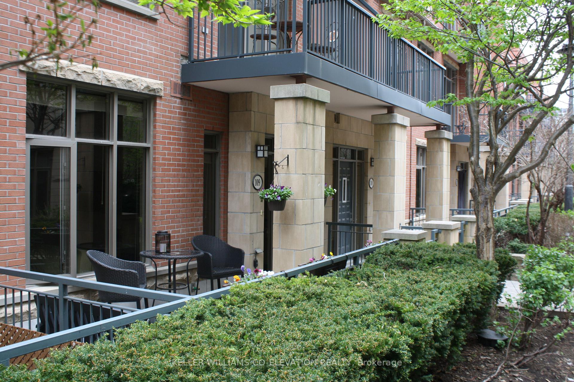 2 Bedrooms Condo at 330 Princess Royal,  Mississauga For sale