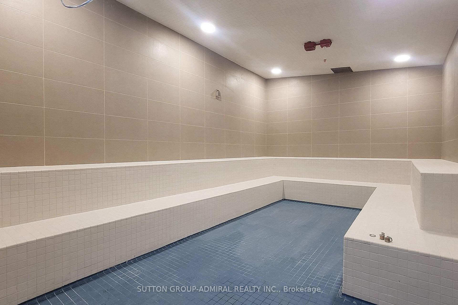 2 Bedrooms Condo at 10 Gatineau, Vaughan For sale