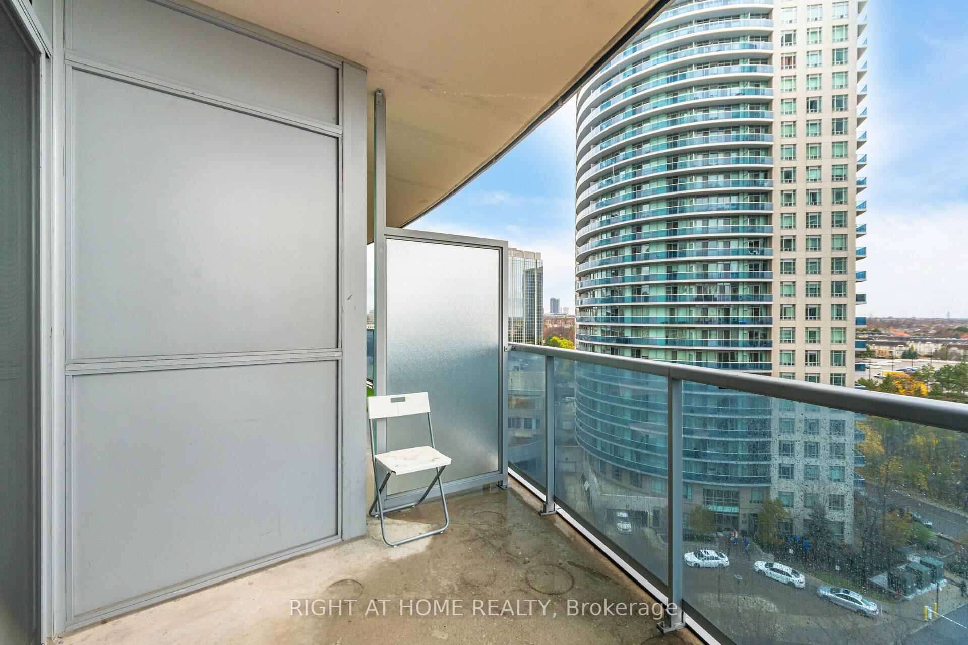 2 Bedrooms Condo at 70 Absolute, Mississauga For sale