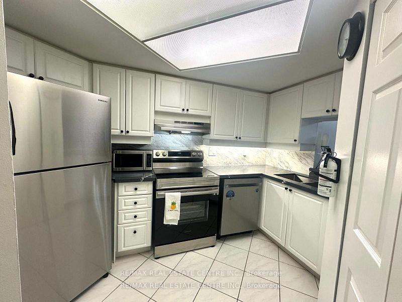 3 Bedrooms Condo at 250 Webb, Mississauga For sale