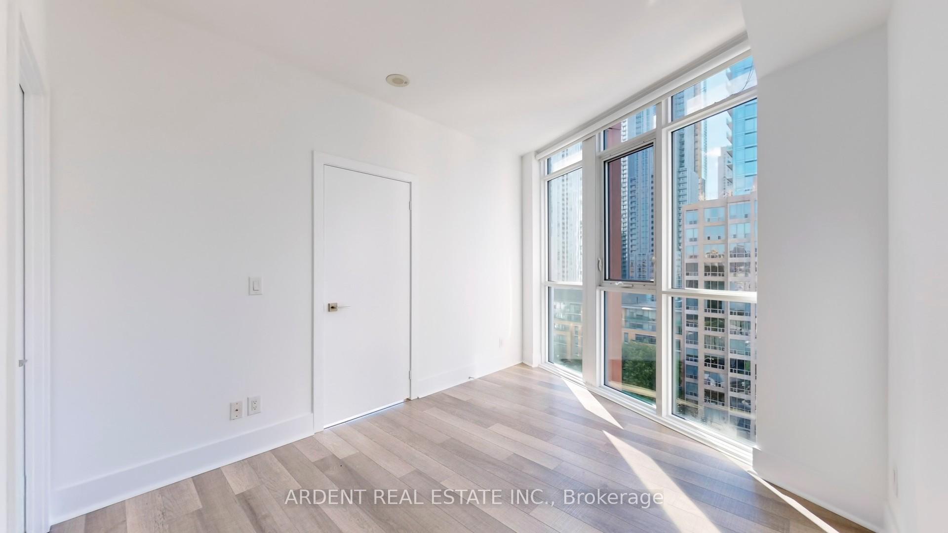 3 Bedrooms Condo at 32 Davenport,  Toronto For sale