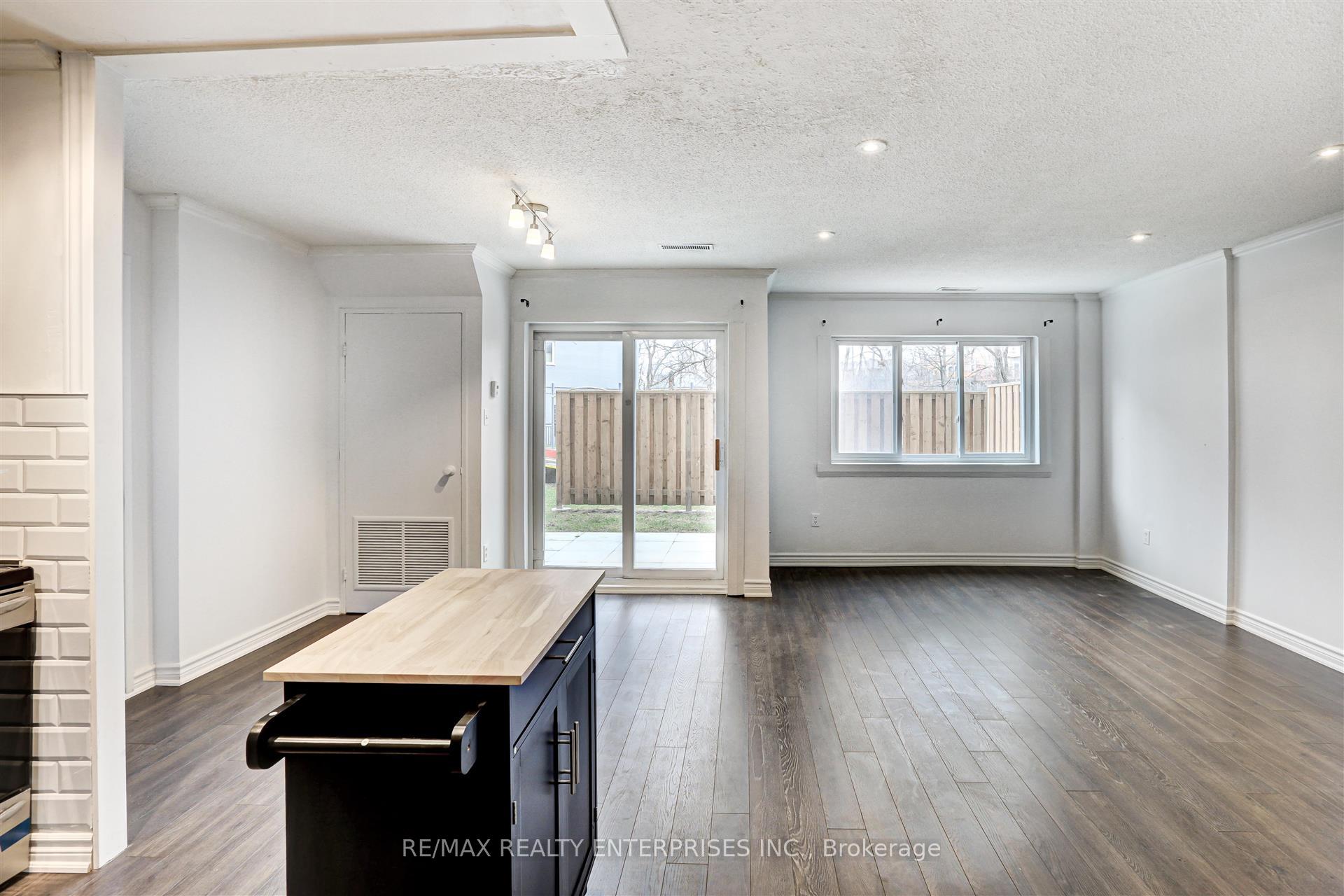 3 Bedrooms Condo at 2001 Bonnymede, Mississauga For sale