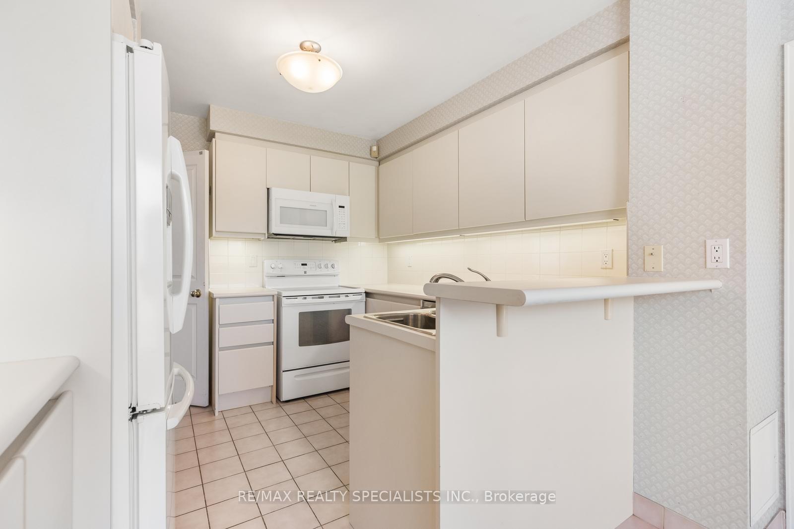 2 Bedrooms Condo at 1800 The Collegeway, Mississauga For sale