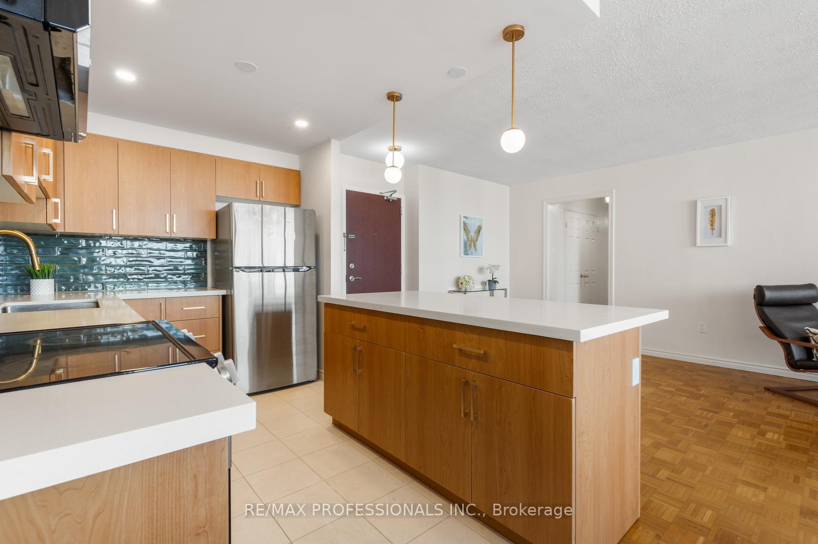 3 Bedrooms Condo at 360 Ridelle, Toronto For sale