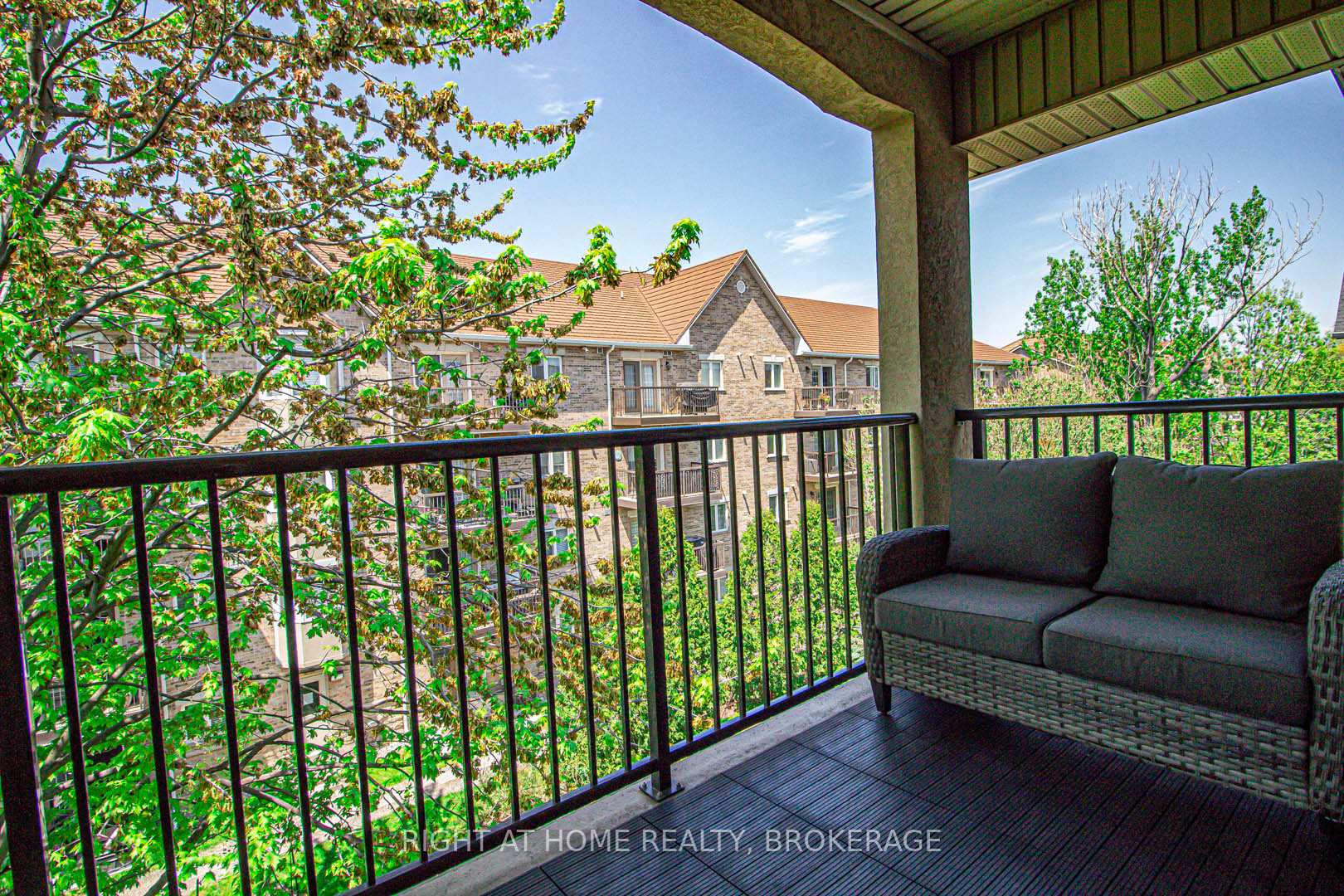 2 Bedrooms Condo at 1451 Walker’s, Burlington For sale