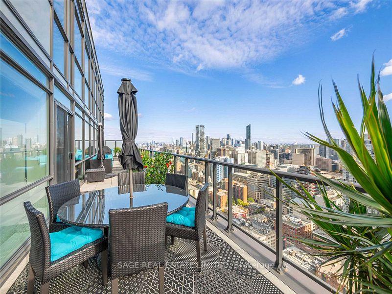 2 Bedrooms Condo at 290 Adelaide, Toronto For sale