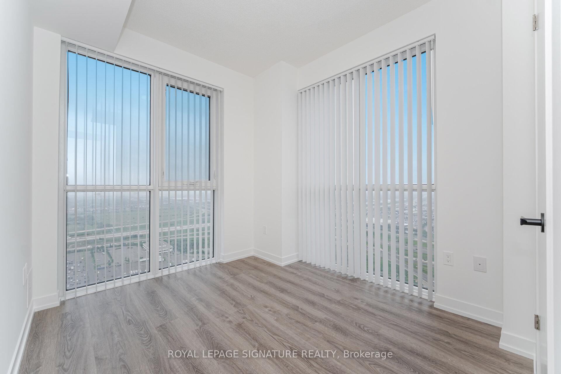 2 Bedrooms Condo at 195 Commerce, Vaughan For sale