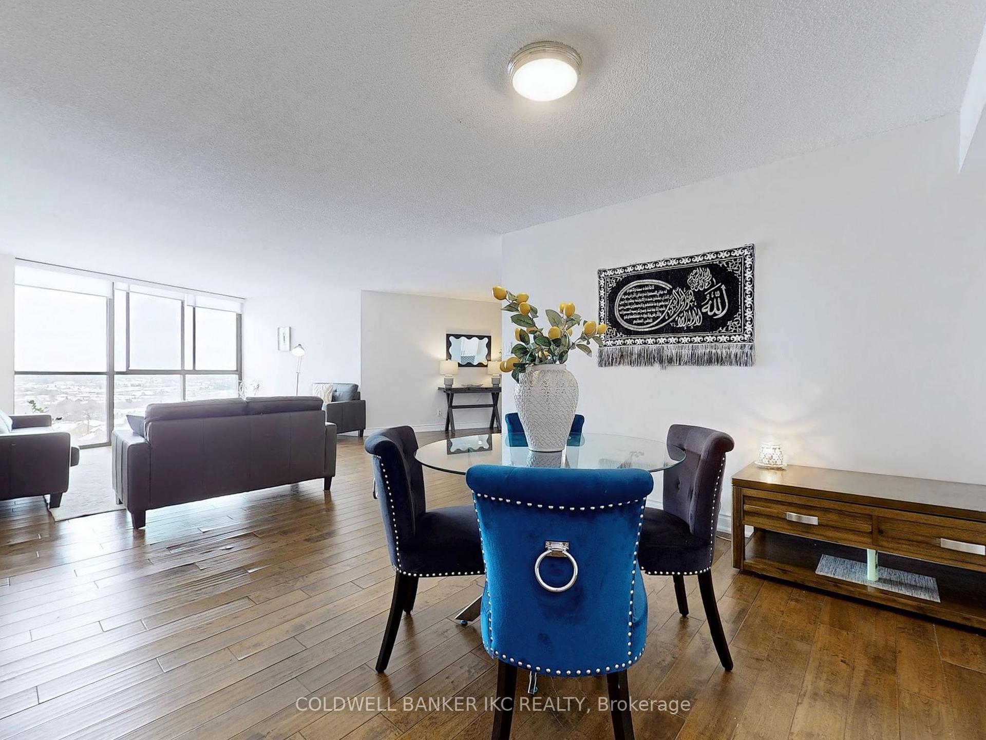 3 Bedrooms Condo at 4235 Sherwoodtowne, Mississauga For sale