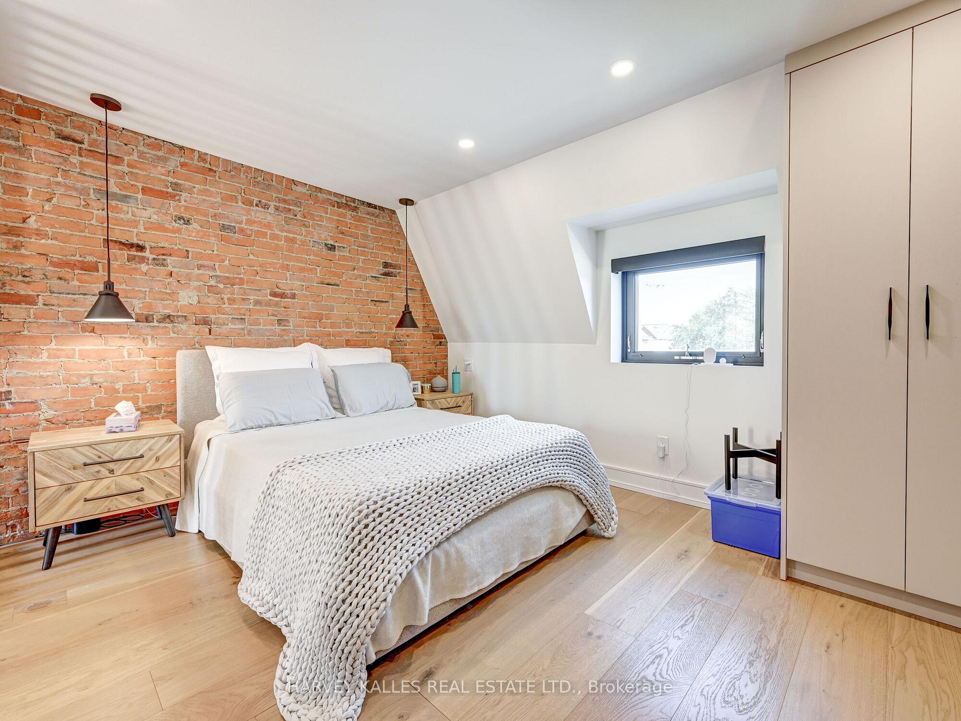885 Dundas Street W Upper
