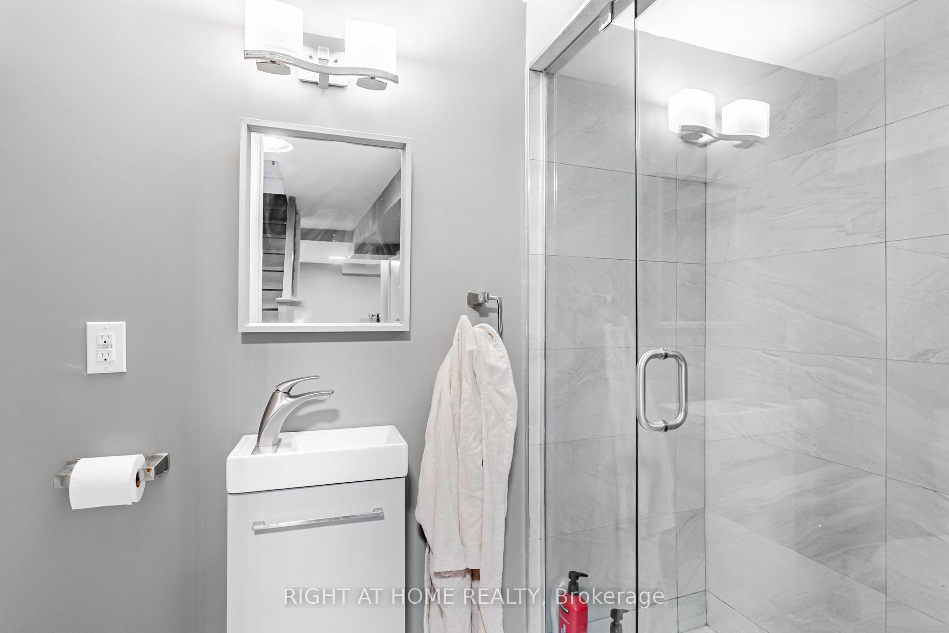 3 Bedrooms Condo at 3345 Silverado, Mississauga For sale