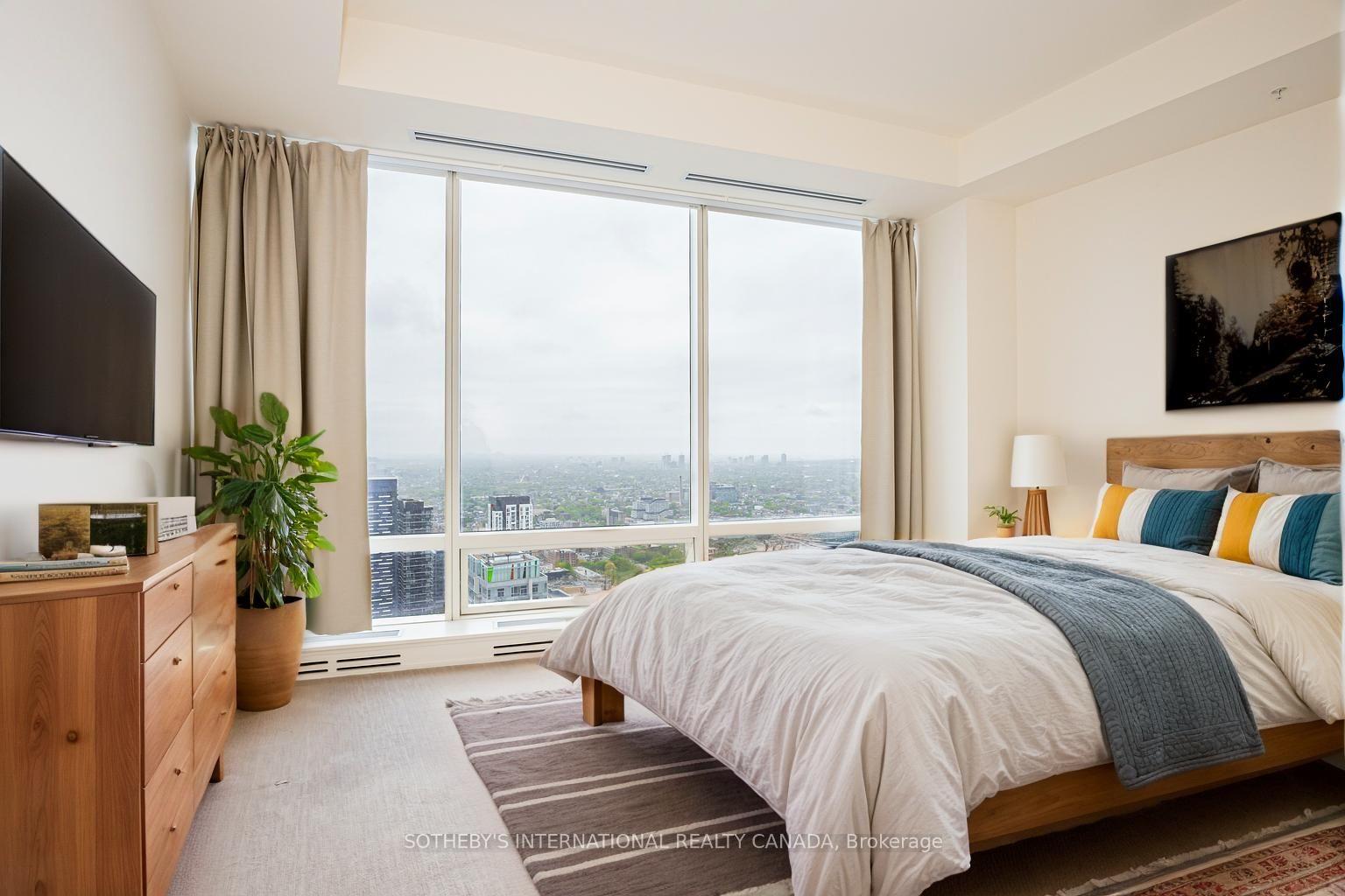 3 Bedrooms Condo at 180 University, Toronto For sale
