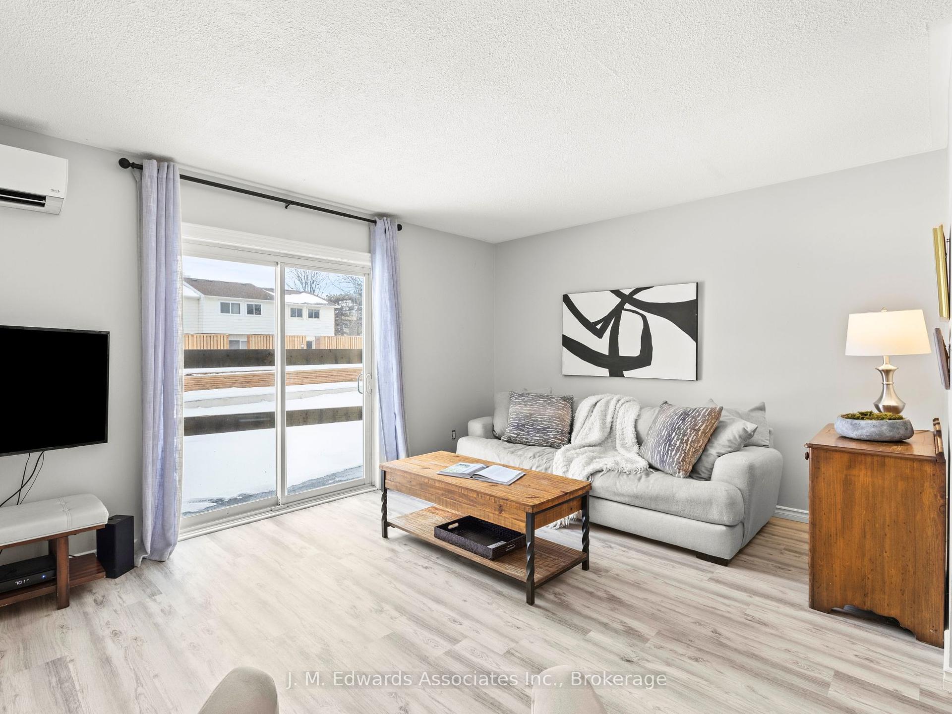 3 Bedrooms Condo at 61 Sarah,  Oakville For sale
