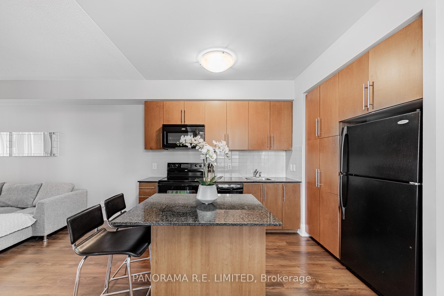 3 Bedrooms Condo at 330 Burnhamthorpe, Mississauga For sale