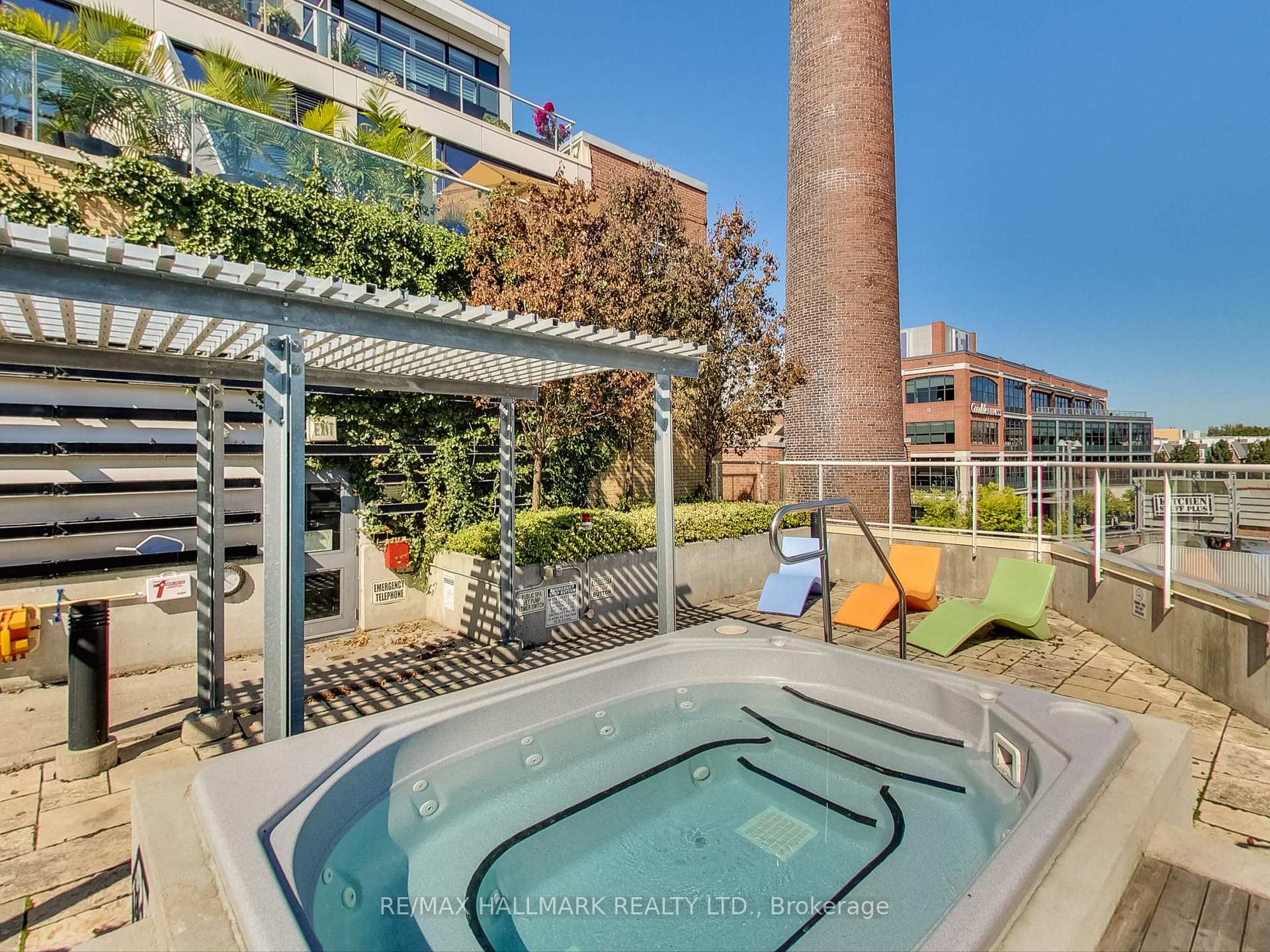 2 Bedrooms Condo at 43 Hanna, Toronto For sale