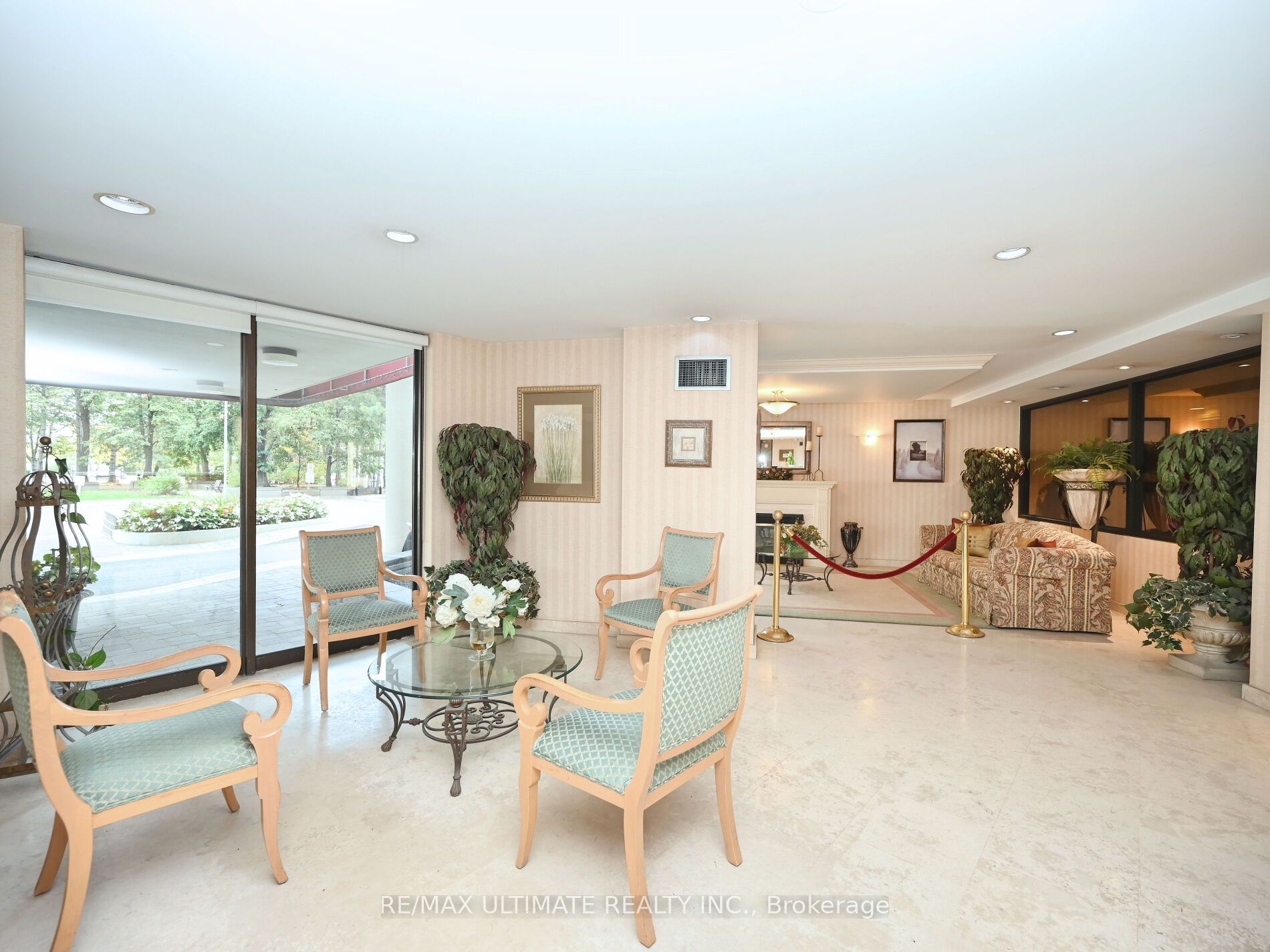 3700 Kaneff Crescent, #2101