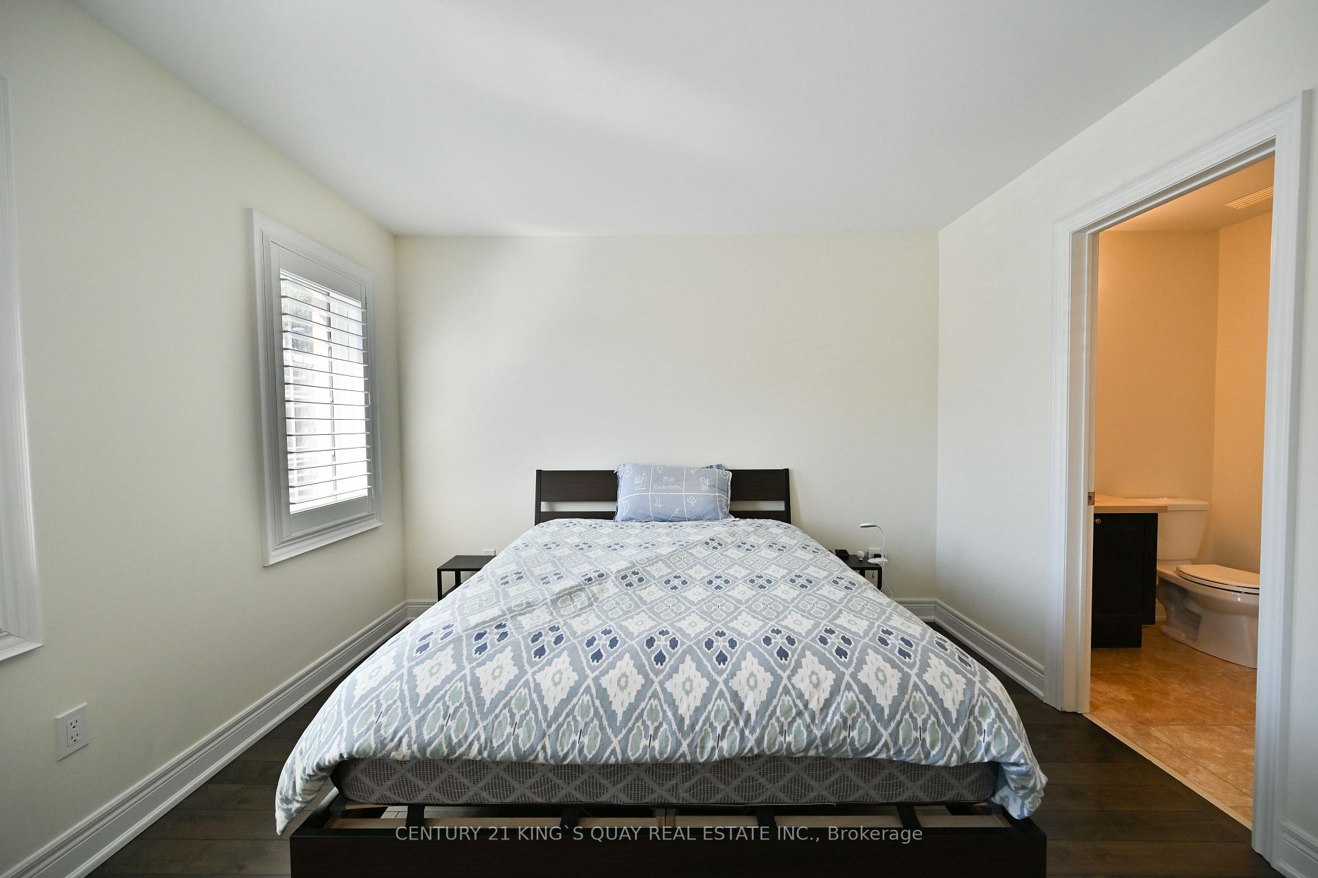 3 Bedrooms Condo at 40 Hargrave,  Toronto For sale