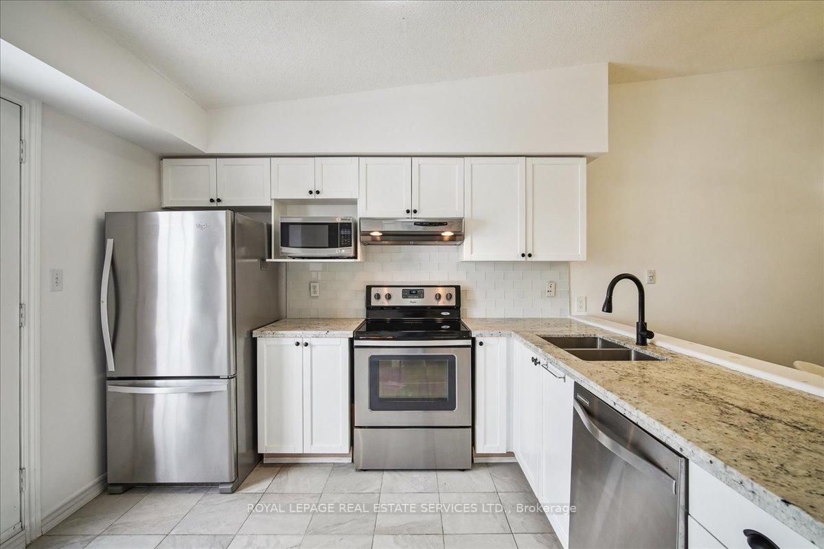 2 Bedrooms Condo at 1440 Bishops, Oakville For sale