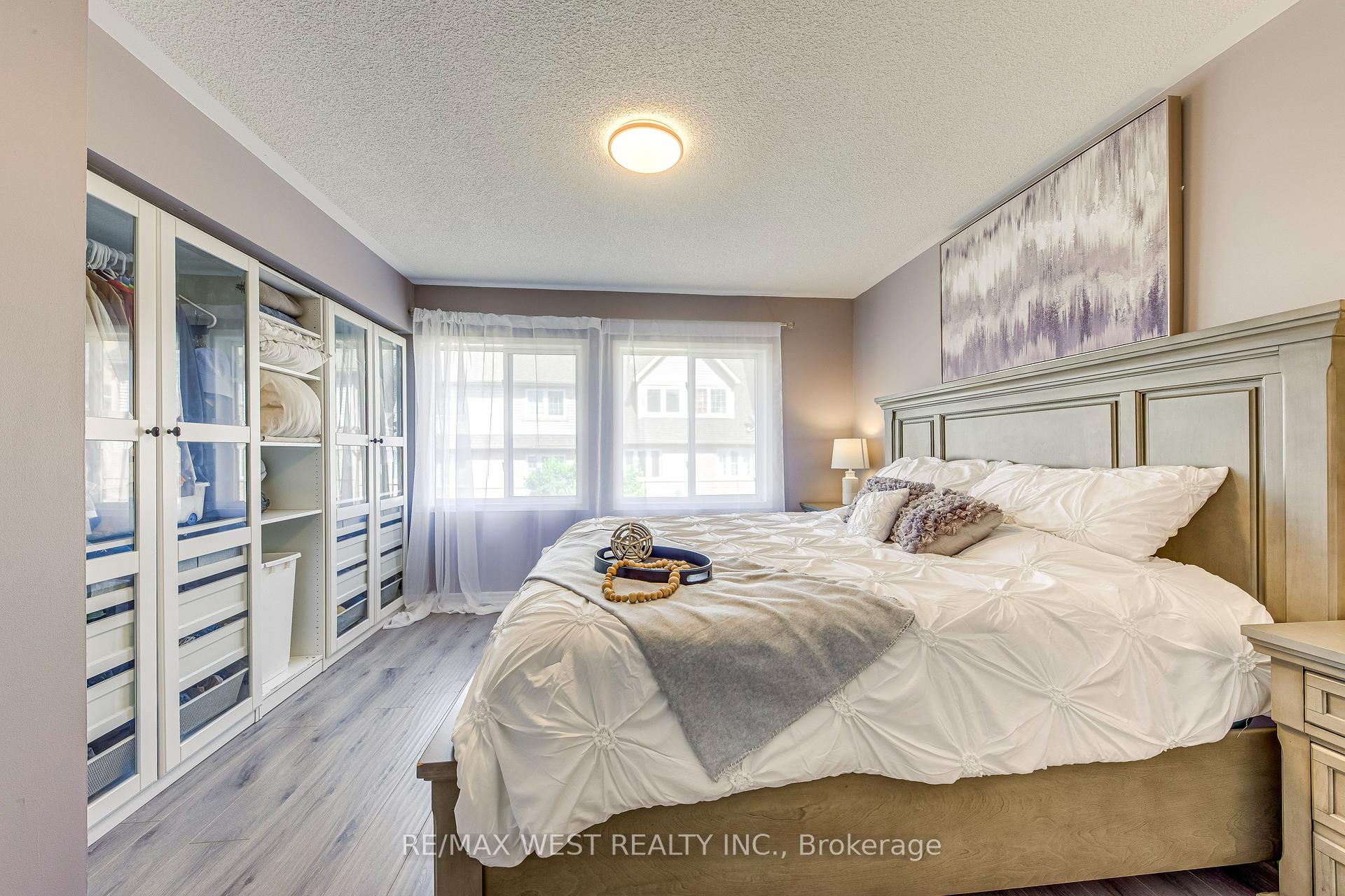 3 Bedrooms Condo at 50 Strathaven, Mississauga For sale