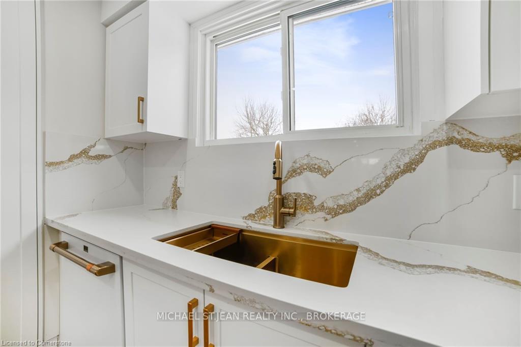 2 Bedrooms Condo at 621 Francis, Burlington For sale