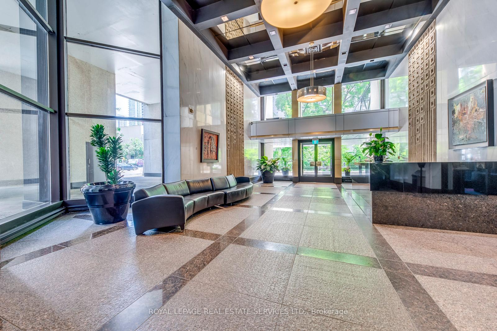 2 Bedrooms Condo at 33 Harbour, Toronto For sale