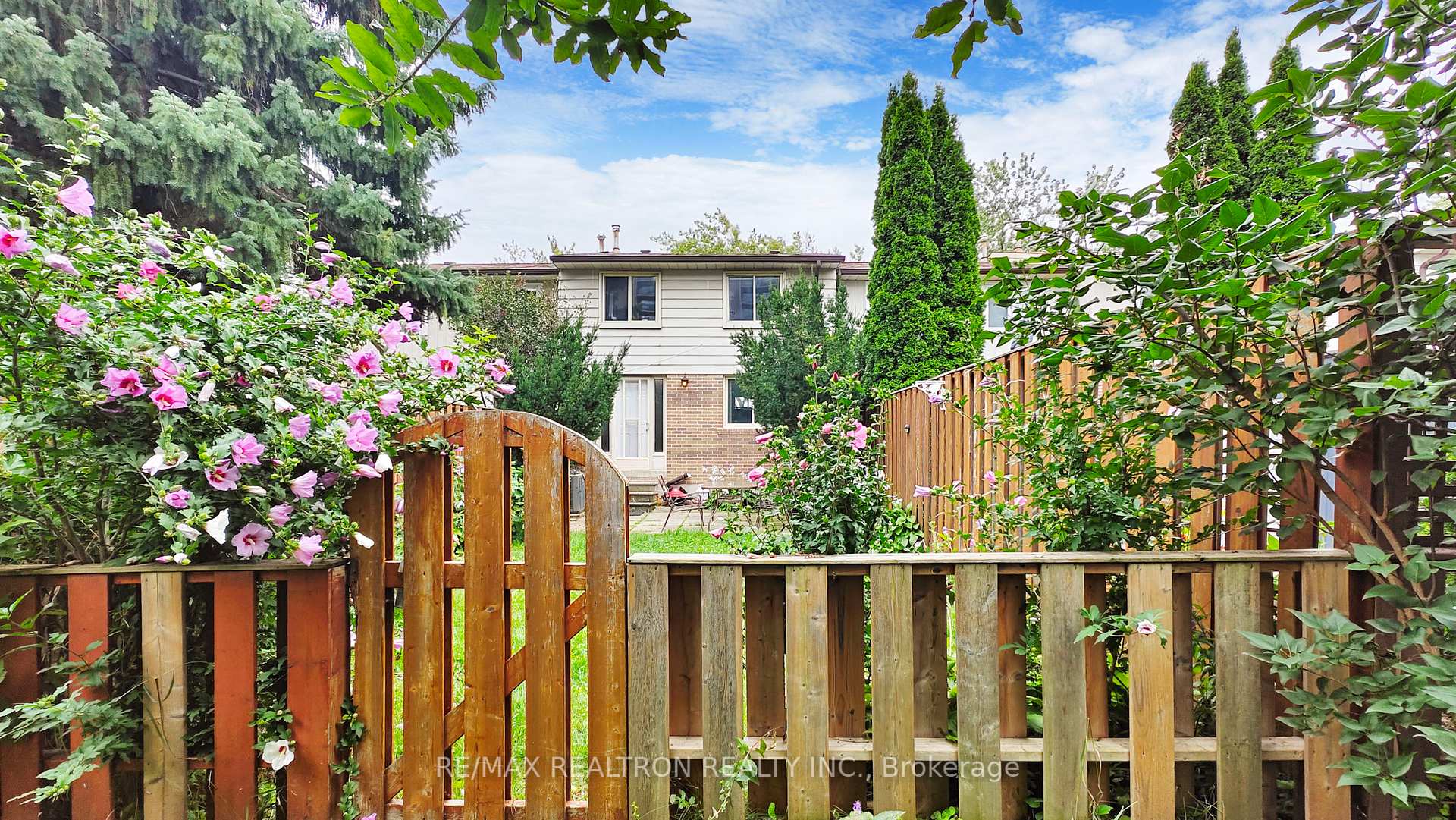 3 Bedrooms Condo at 1894 Kirkwall, Mississauga For sale