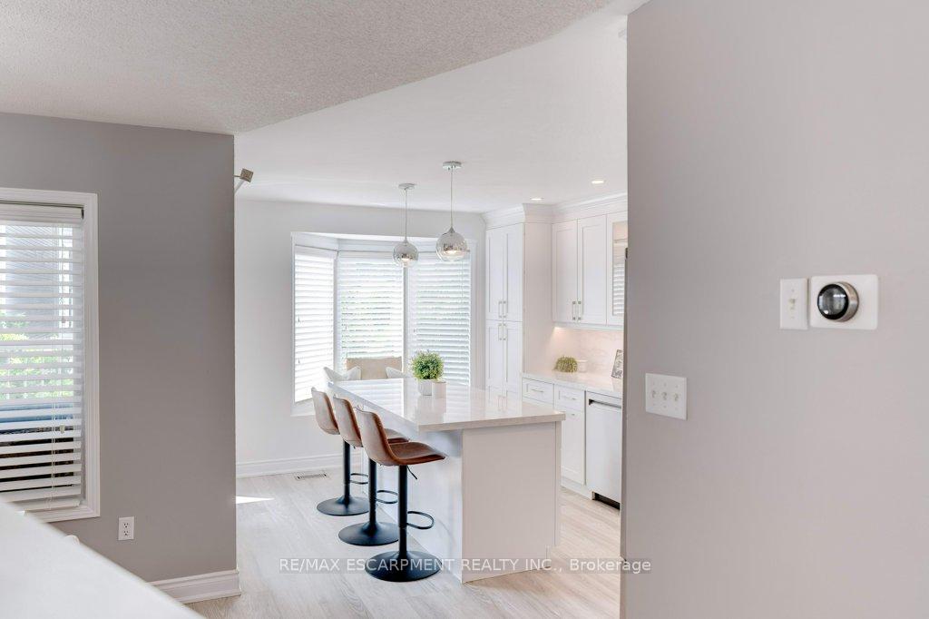 4 Bedrooms Condo at 5090 Fairview, Burlington For sale