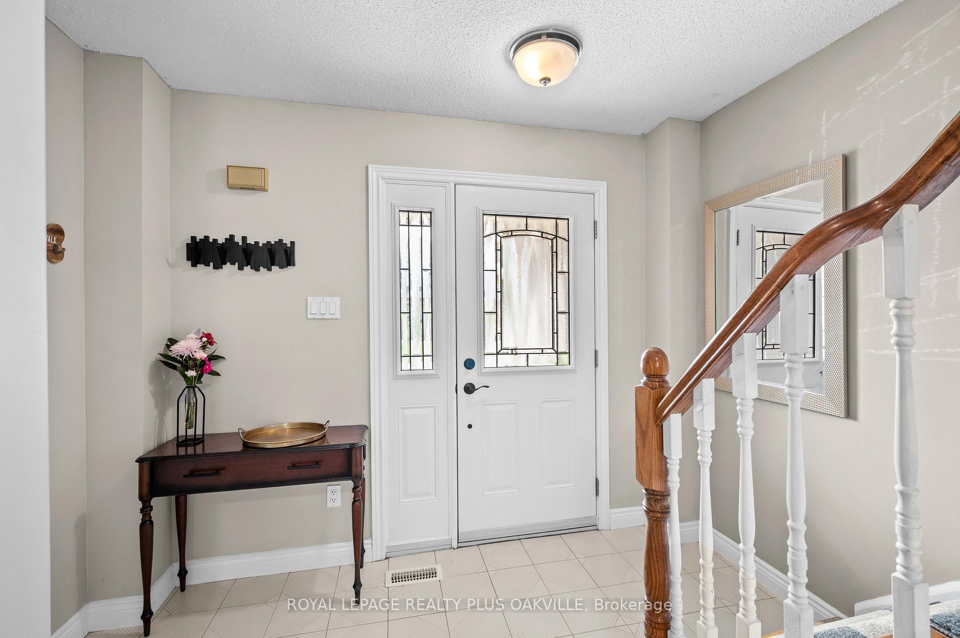 2 Bedrooms Condo at 5255 Lakeshore, Burlington For sale