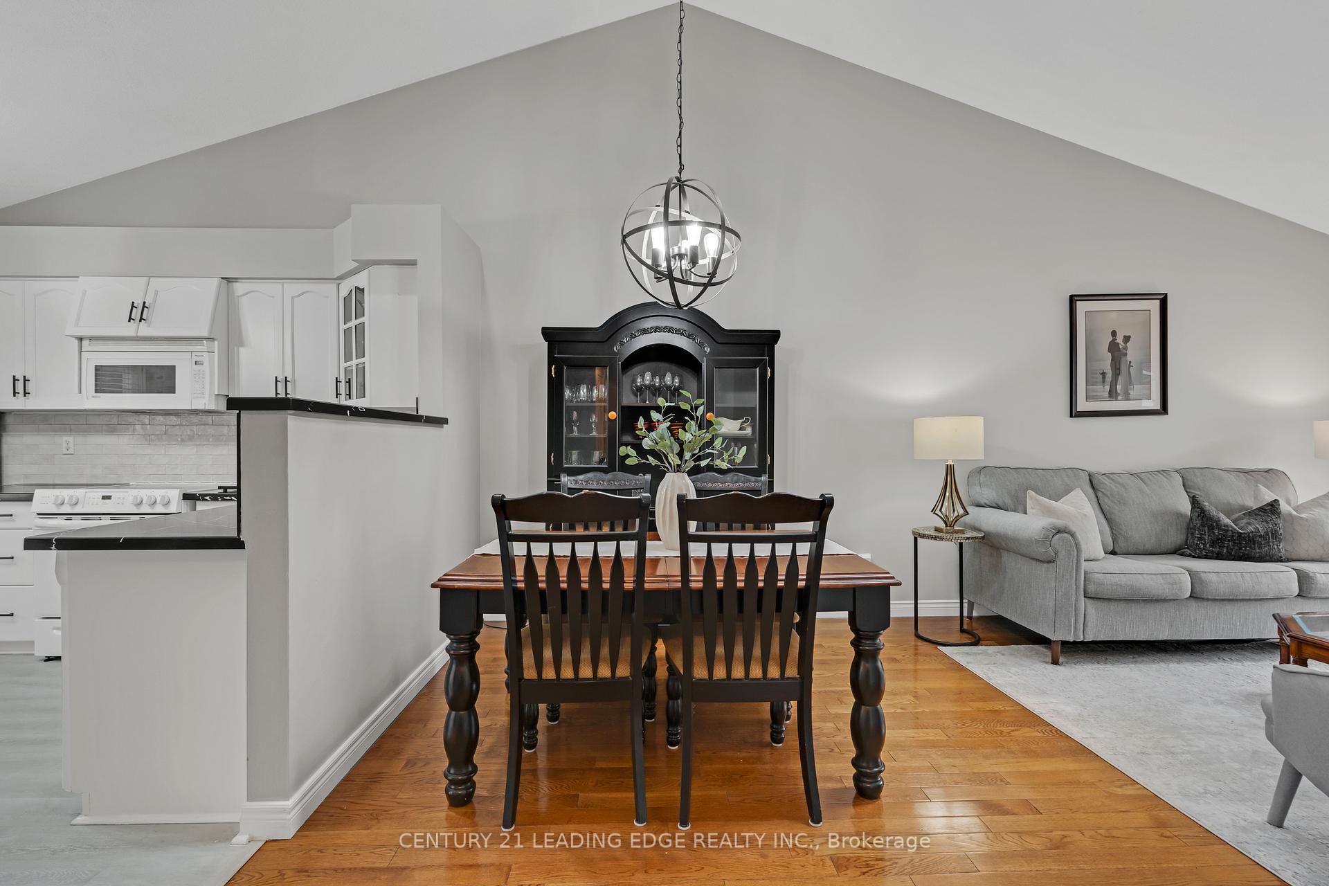 3 Bedrooms Condo at 2435 Woodward,  Burlington For sale